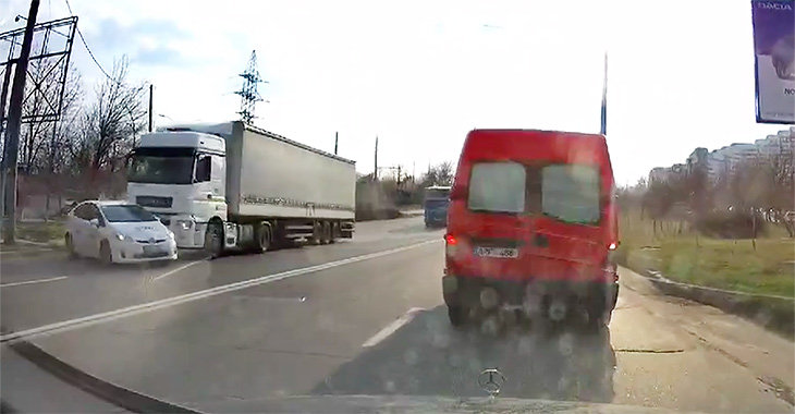 (VIDEO) O maşină de şcoală auto, încolţită de un camion în Chişinău, după ce a manevrat în zona oarbă a acestuia