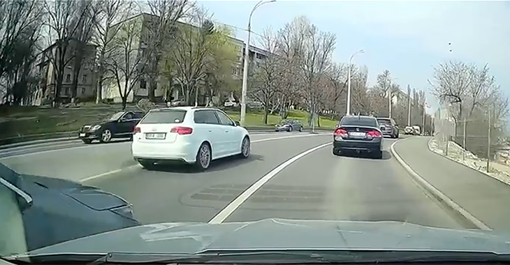 (VIDEO) Şofer de Audi, a provocat un accident pe strada Albişoara din Chişinău şi a fugit