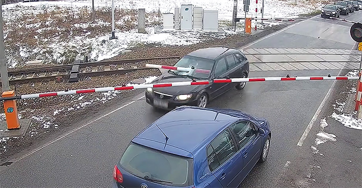 (VIDEO) Un şofer polonez fugar de poliţie a avut cea mai neinspirată trecere de cale ferată