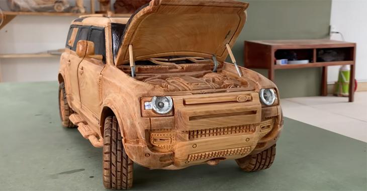 (VIDEO) Land Rover Defender are acum cea mai detaliată copie la scară din lemn, cu suspensie funcţională