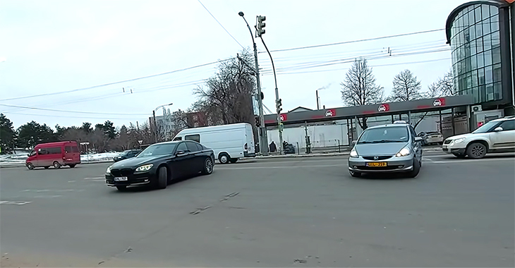 (VIDEO) Intersecţia problematică de pe strada Pan Halippa din Chişinău şi virarea la stânga