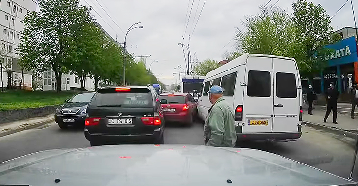 (VIDEO) Accident de neînţeles în Chişinău: a lovit un troleibuz, apoi dat înapoi şi a mai lovit două maşini