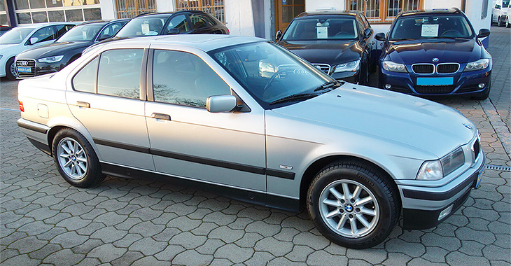 E în condiţie de nou, dar toţi fug de el din cauza interiorului: un BMW Seria 3 E36 din Germania nu-şi poate găsi un cumpărător