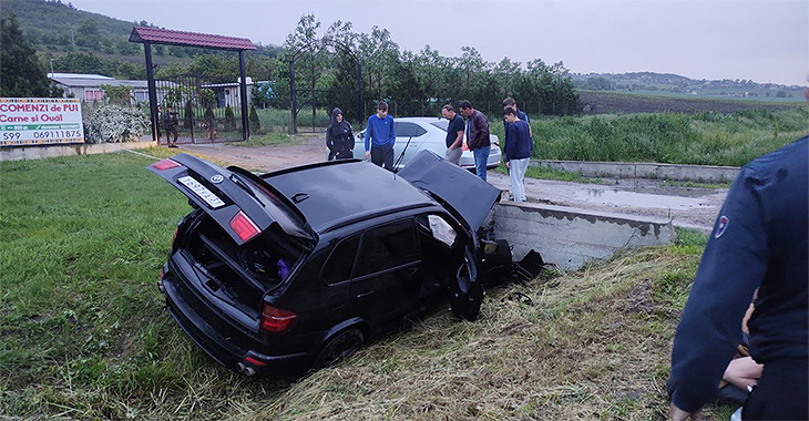 Grav accident astă-seară cu un BMW X5 cu plăcuţe de Rusia la Bozieni, Moldova