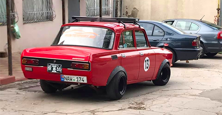 Un Moskvich 2140 neobişnuit, surprins pe străzile Chişinăului: căutăm proprietarul