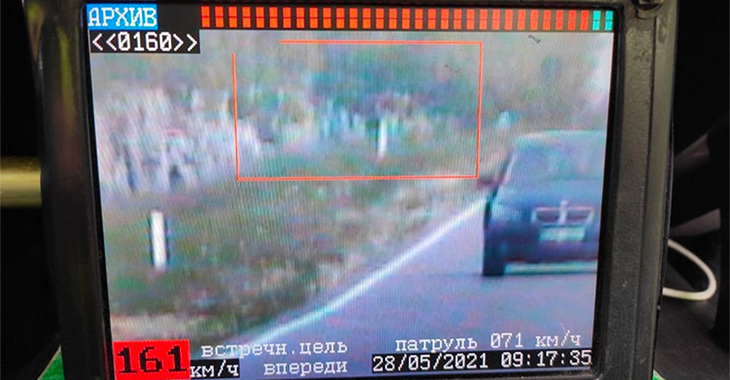 Doi poliţişti din Moldova au refuzat mita: un şofer de BMW, prins cu 161 km/h, le-ar fi propus 1000 lei acestora