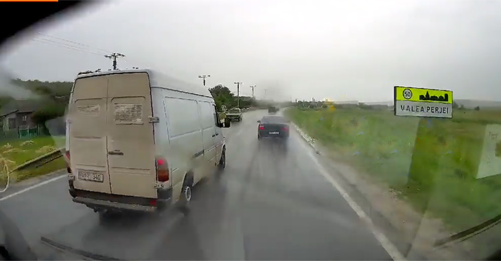 (VIDEO) Depăşire dublă cu risc de accident frontal, pe ploaie, a unui şofer de microbuz din Moldova