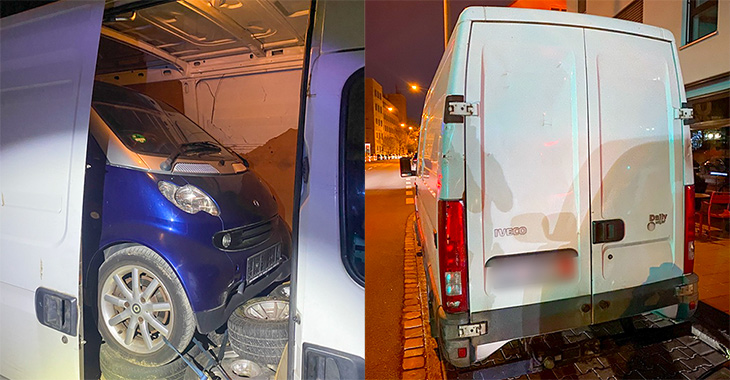 Şofer ingenios din Europa de Est, prins în Germania cu un automobil smart în interiorul unui microbuz