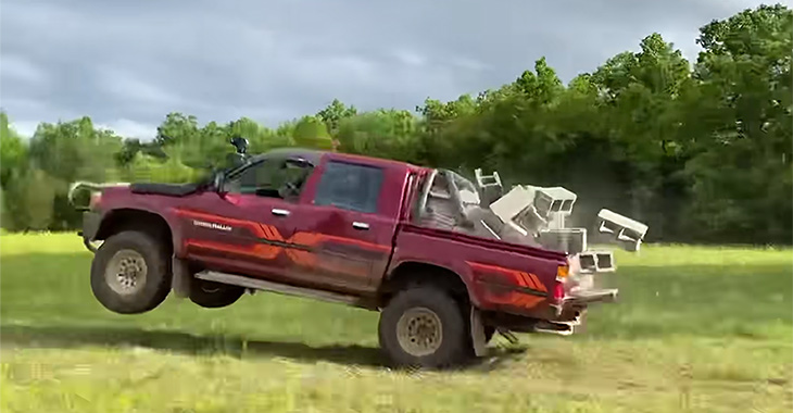 (VIDEO) Este oare Toyota Hilux cu adevărat indestructibilă? Un vlogger american a pus la îndoială legendarul test Top Gear