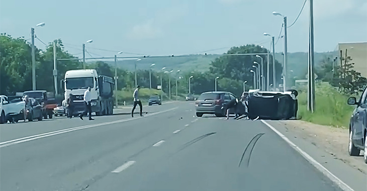 (VIDEO) Un smart s-a rostogolit de câteva ori lângă Peresecina, după ce ar fi fost acroşat de un Ford