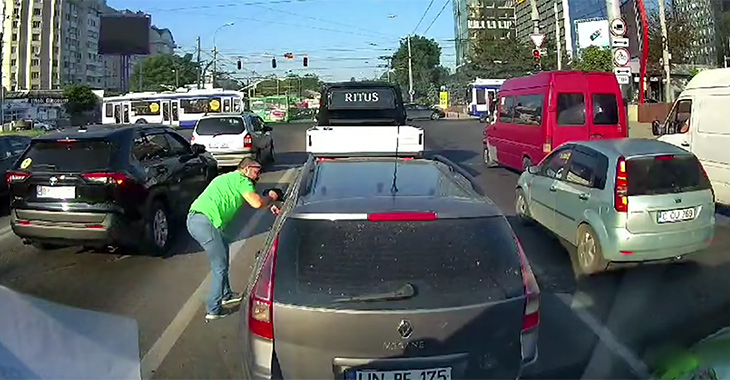 (VIDEO) Şofer din Chişinău, pedepsit după ce a aruncat gunoi pe geam din maşină
