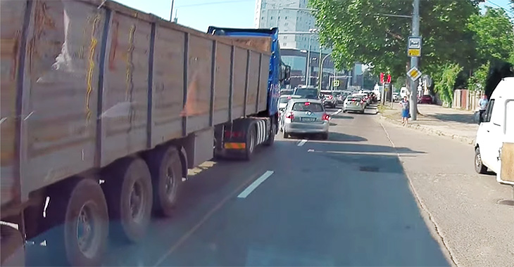 (VIDEO) Un accident produs azi în Chişinău aminteşte ce înseamnă zonele oarbe ale camioanelor şi de ce e bine să te fereşti de ele