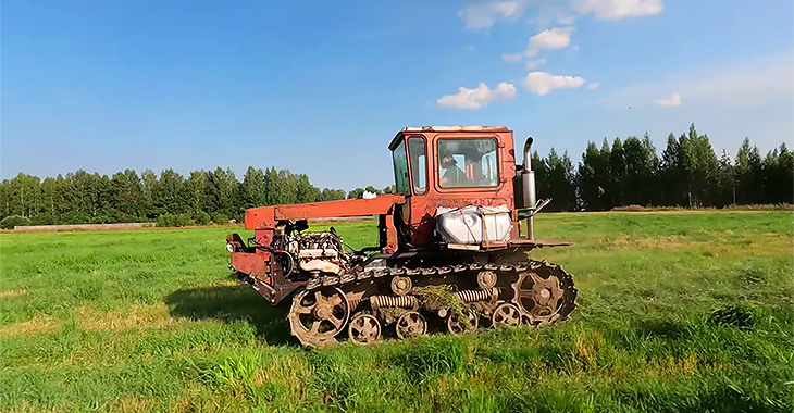 (VIDEO) Un tractor cu şenile, cu motor V8 de Lexus, atinge viteza sa maximă prin offroad-ul din satele Rusiei