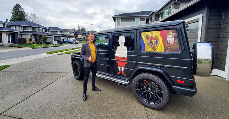 Faceţi cunoştinţă: Mihai Neghina, moldoveanul din SUA, care a mers la vot cu Mercedesul decorat cu caricaturile politicienilor