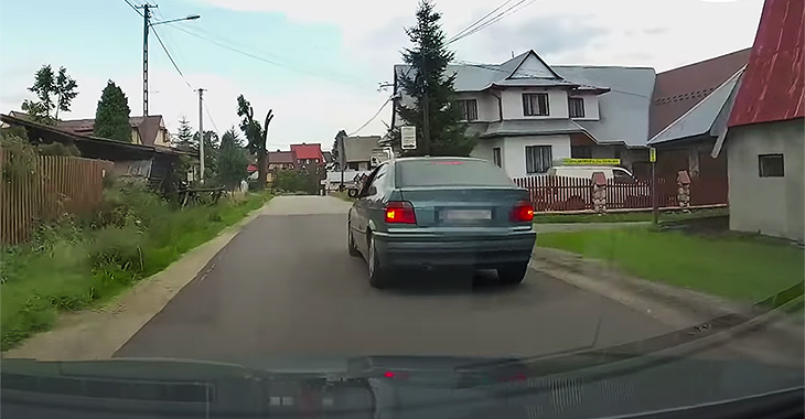 (VIDEO) Un şofer de BMW din Polonia iese pe contrasens, acroşează o maşină şi fuge, iar şoferul pătimit se ia după el