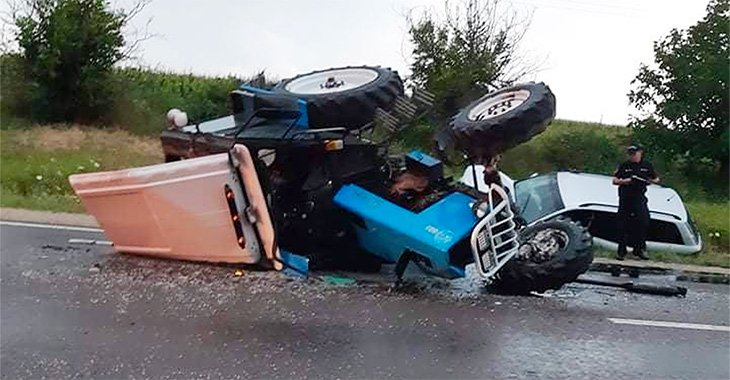 Grav accident aseară la Floreşti: o maşină, condusă de un poliţist, posibil în stare de ebrietate, a lovit cu putere un tractor şi l-a răsturnat
