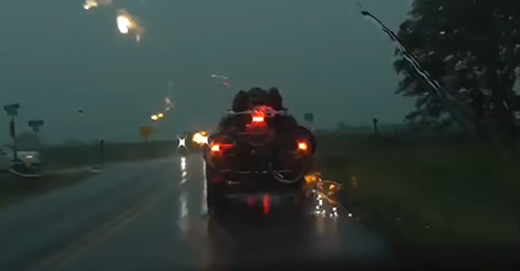 (VIDEO) Ce se întâmplă cu un automobil lovit de patru ori la rând de fulger