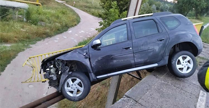 O Dacia Duster, la un pas de a cădea de pe un pod la Bălţi, după un accident