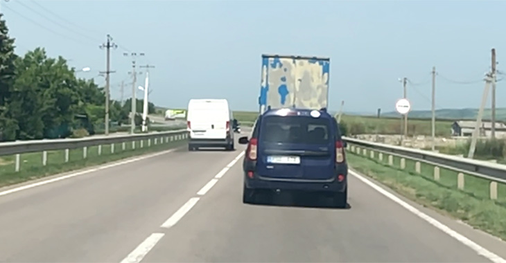 (VIDEO) Microbuz, la limita provocării unui accident frontal într-o depăşire neregulamentară într-o localitate din raionul Cimişlia