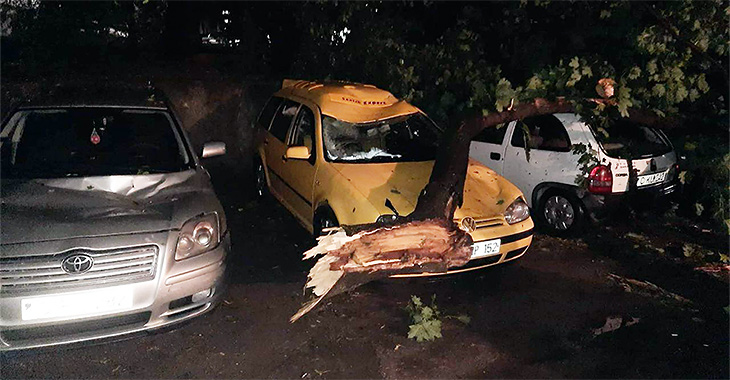 (VIDEO) Maşini distruse sau inundate, în mai multe sectoare ale Chişinăului, din cauza furtunii