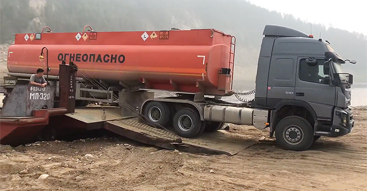 (VIDEO) Cum urci un camion Volvo cu cisternă pe un feribot în Rusia, când drumurile nu sunt îngheţate