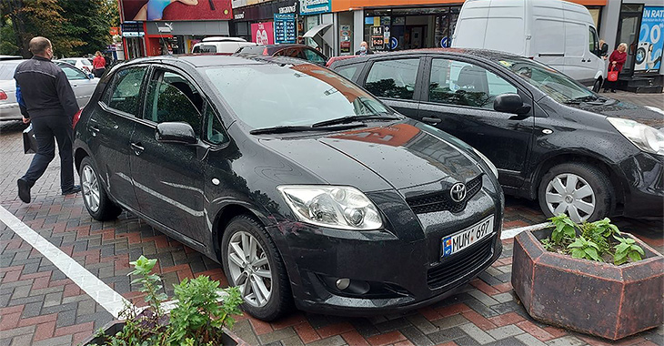 Gest de bunătate în Chişinău: unei Toyota uitată cu geamul deschis pe timp de ploaie i-a fost lipit acel geam