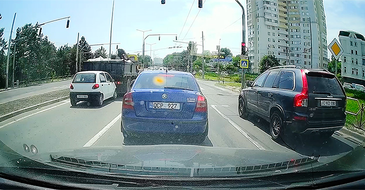 (VIDEO) Momentul în care un camion din Chişinău dă înapoi şi provoacă un accident pe care nu-l observă