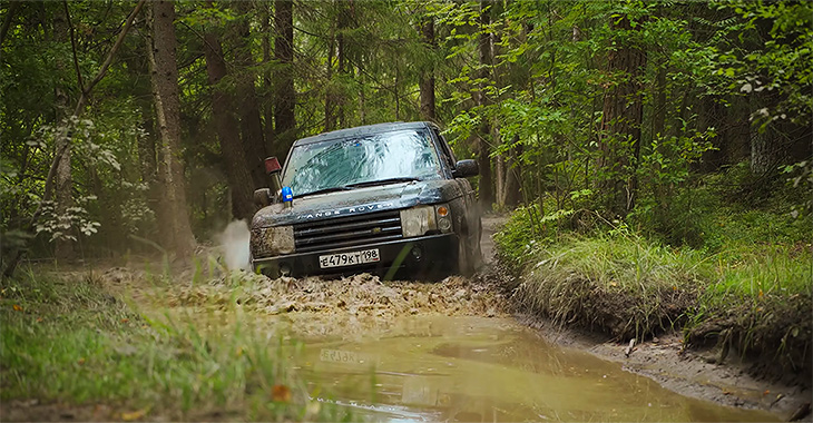 (VIDEO) Ce poate face un Range Rover cumpărat cu 3 mii euro în Rusia şi reparat bugetar prin offroad