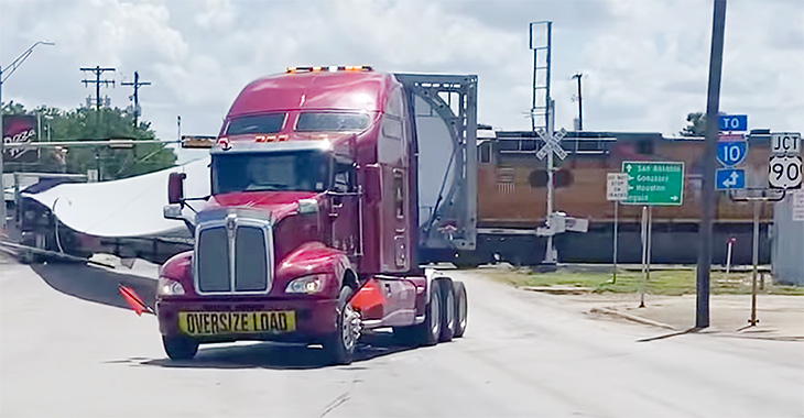(VIDEO) Un transport agabaritic cu erori duce la un accident cu un tren în SUA, care spulberă o elice şi un camion