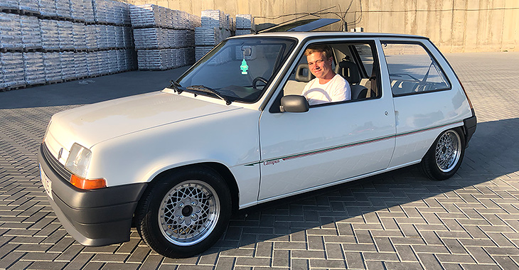 Acesta e singurul Renault 5 restaurat din Moldova şi tânărul cu o pasiune admirabilă pentru el