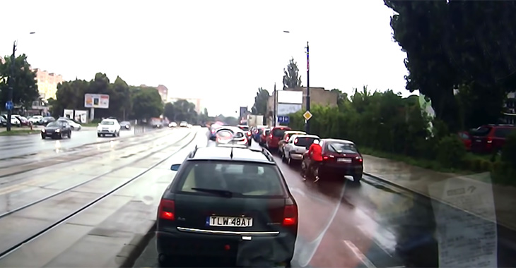 (VIDEO) Momentul unui accident din Polonia, cu schimbare imediată de şoferi după coliziune