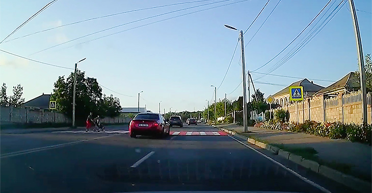 (VIDEO) O trecere de pietoni din Peresecina, pe un traseu naţional, iar 7 automobile ignoră o mamă cu cărucior