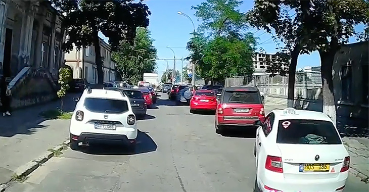 (VIDEO) Exemplu frumos în care toţi şoferii de pe o stradă din Chişinău cedează sincronizat trecerea unei ambulanţe