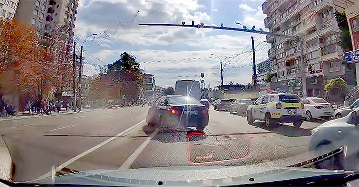 (VIDEO) Pedeapsă imediată livrată de poliţia din Chişinău unui şofer care mai avea doar 50 metri pentru o manevră regulamentară