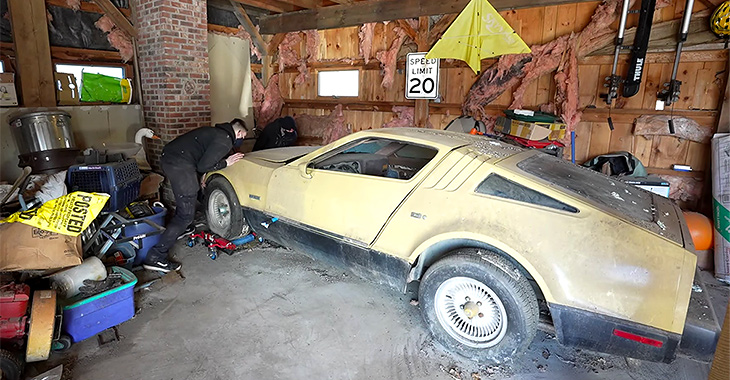 (VIDEO) Cum are loc curăţarea unui automobil care a stat peste 20 de ani într-un hambar