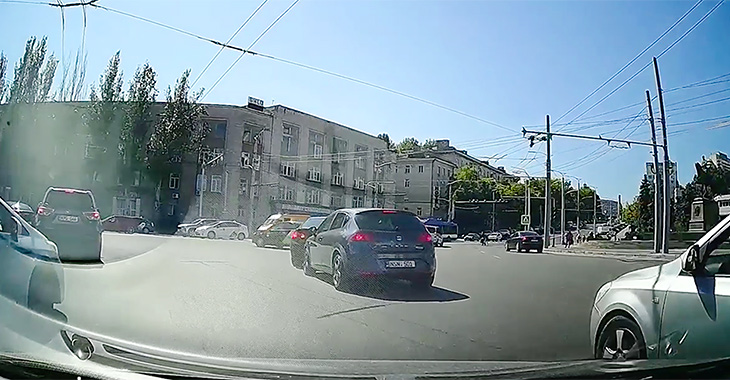 (VIDEO) Dilema unui accident din Chişinău de la un sens giratoriu, în care şoferii se acuză între ei