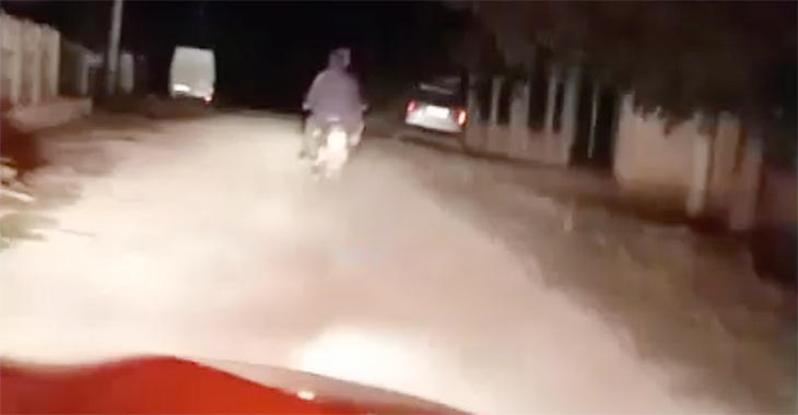 (VIDEO) Poliţiştii din Moldova au urmărit o motocicletă Jawa cu maşina lor, apoi şi pe jos, reuşind să prindă şoferul în stare de ebrietate