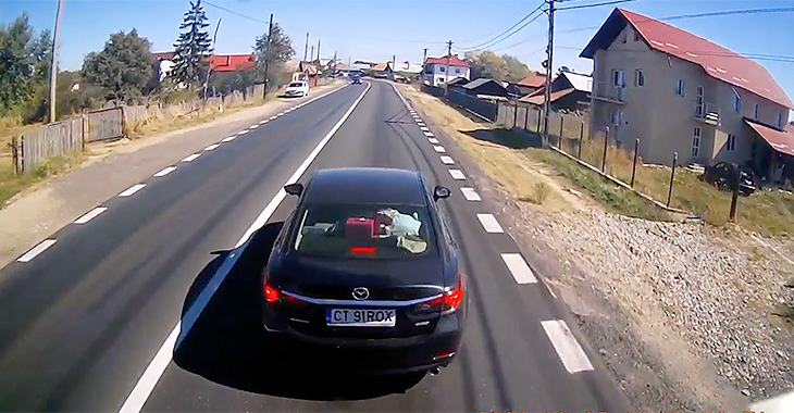 (VIDEO) Lecţie preţioasă datorită camerei de bord, dată de un şofer de camion din România altui şofer, care i-a frânat brusc în faţă cu o Mazda