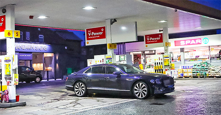 Bentley-ul care îi aparţine fotbalistului Cristiano Ronaldo a rămas fără benzină la o staţie din Marea Britanie, după 7 ore de stat în rând
