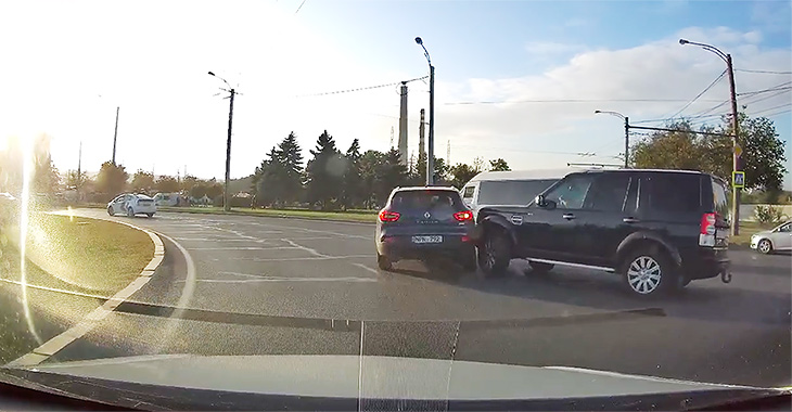 (VIDEO) Confuzie soldată cu un accident într-o intersecţie cu sens giratoriu din Chişinău