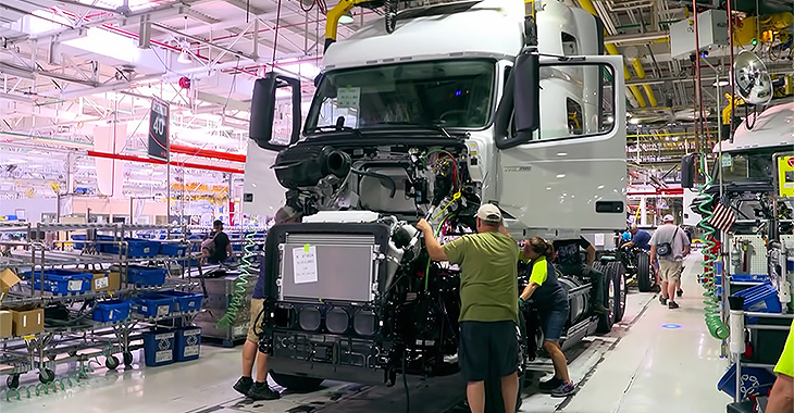 (VIDEO) Cum e produs legendarul camion Volvo VNL la uzina din SUA