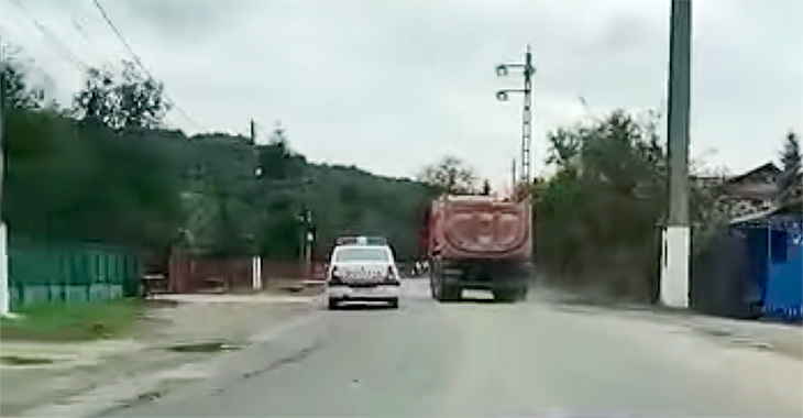 (VIDEO) Echipaj de poliţie din România, surprins cum depăşeşte neregulamentar un camion, creând risc de accident frontal