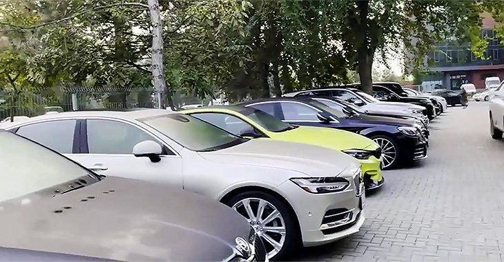 (VIDEO) Poliţia din Moldova a reţinut o grupare de escroci care falsificau actele automobilelor şi le vindeau, printre reţinuţi fiind şi un angajat al ASP