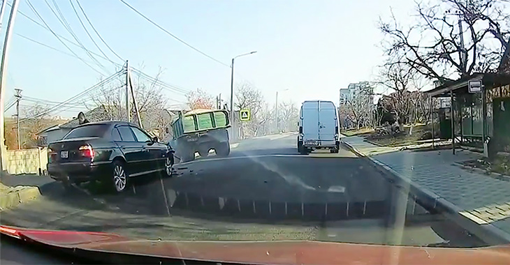 (VIDEO) Un accident între un BMW şi un camion ZIL, surprins de o cameră de bord în Durleşti, Chişinău