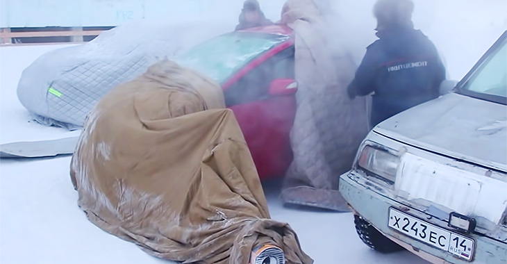 (VIDEO) O Honda Jazz se dovedeşte a fi prea firavă la -58 grade Celsius în Yakutia, în mâinile unui italian, după ce a fost lăsată afară oprită