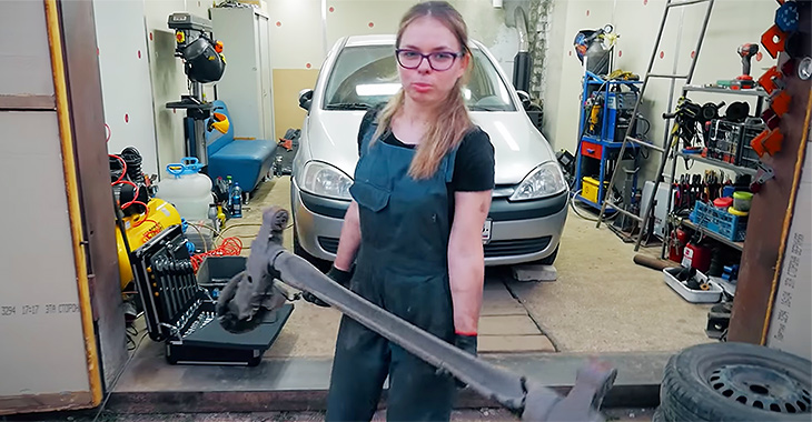 (VIDEO) Cea mai neobişnuită youtuber din Rusia repară maşini, sudează şi se pricepe la mecanică