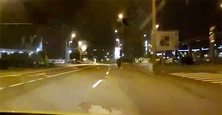 (VIDEO) Un poliţist din România demonstrează cum se vede în trafic un scuter neiluminat