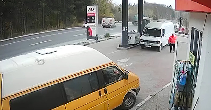 (VIDEO) Au apărut imaginile de la o cameră de supraveghere, care au surprins accidentul între un camion şi un microbuz de la Cojuşna