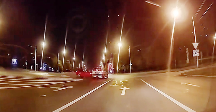 (VIDEO) Într-o seară filmat cum depăşeşte neregulamentar, a doua seară provoacă un accident în Chişinău