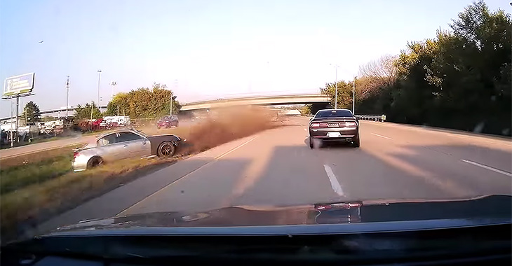 (VIDEO) Reacţia bună şi ochii aţintiţi la drum îl salvează pe un şofer din SUA de la un accident grav